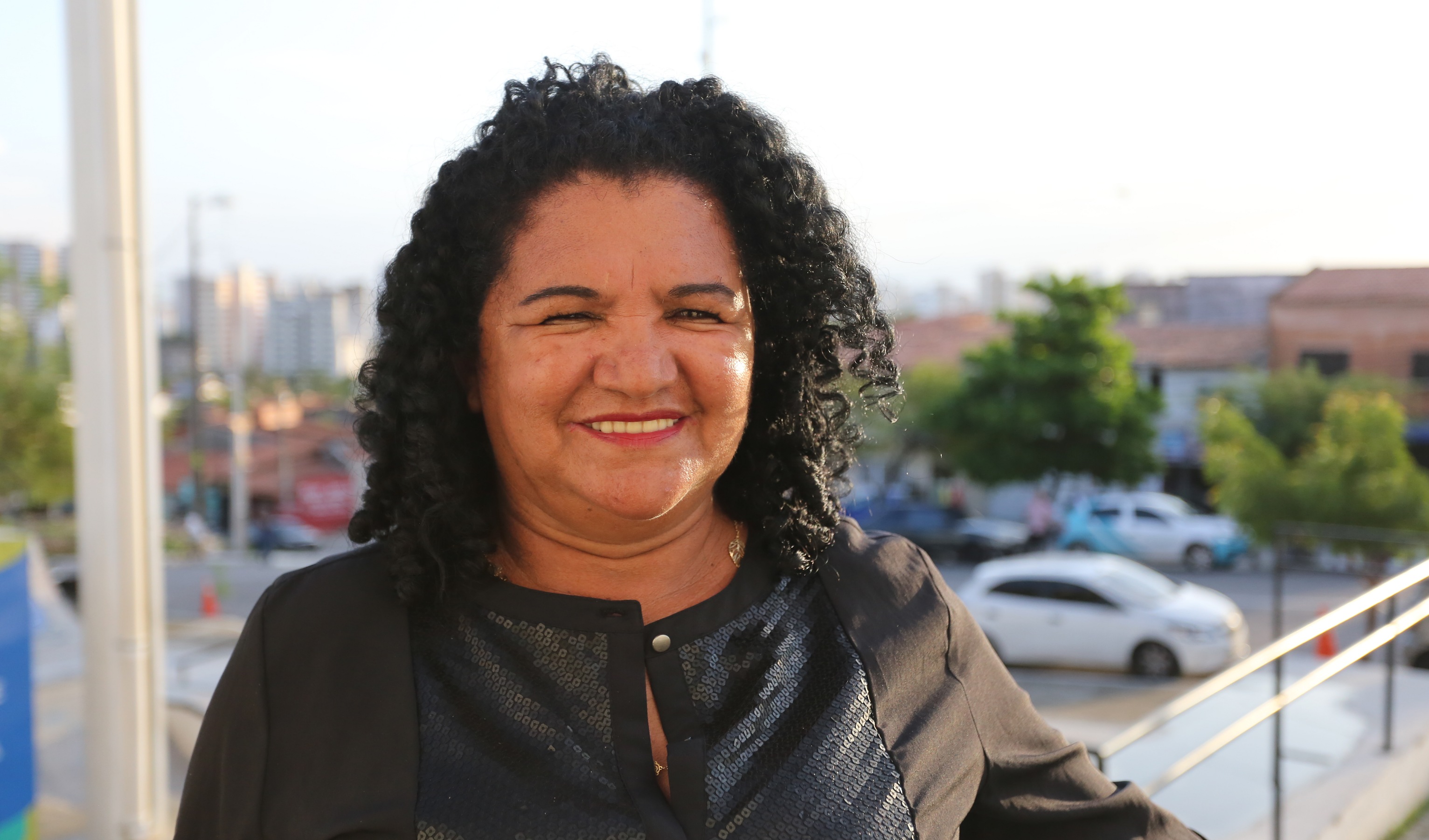 Senhora sorrindo para a foto